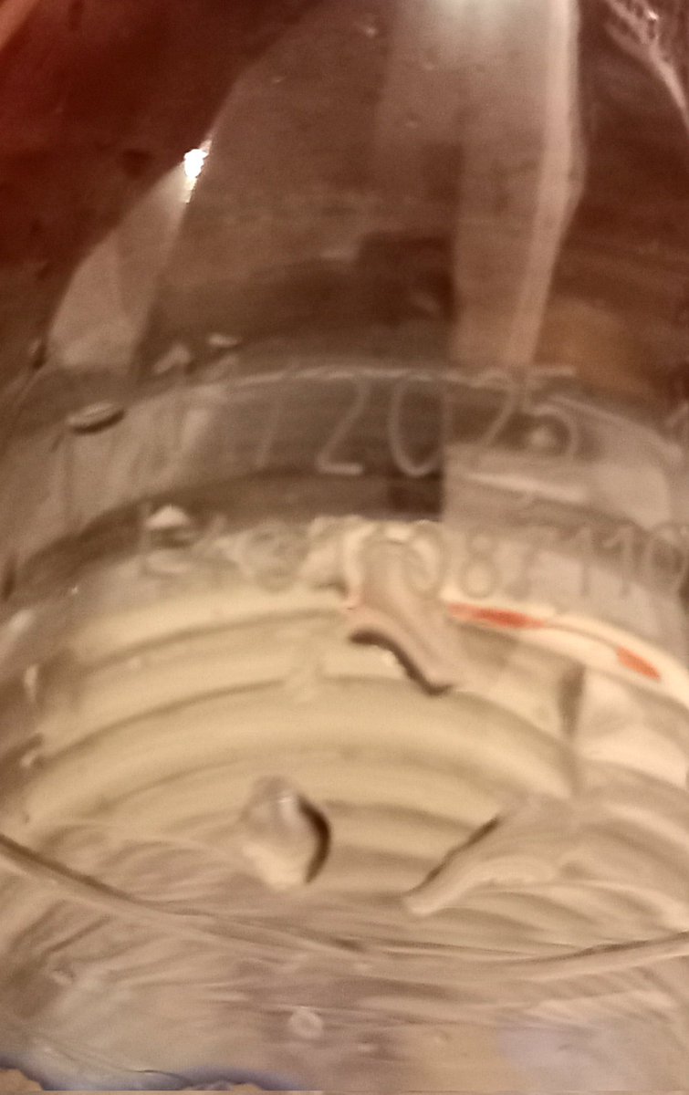 AuthariRex's tweet image. #quartogrado
Ma il signore pingue, diciamo così, dove vive? In Italia ogni bottiglietta di qualsiasi marca d'acqua reca la darà di scadenza, basterebbe saper leggere. 
#bombolone