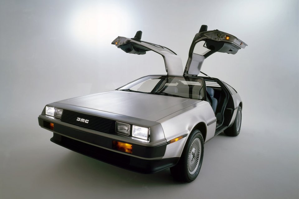 디로리안(DeLorean DMC-12) 디로리안은 1981년부터 1983년까지 생산. 북아일랜드의 디로리안 모터 컴퍼니(DeLorean Motor Company)에서 만든 차량 가장 유명한...