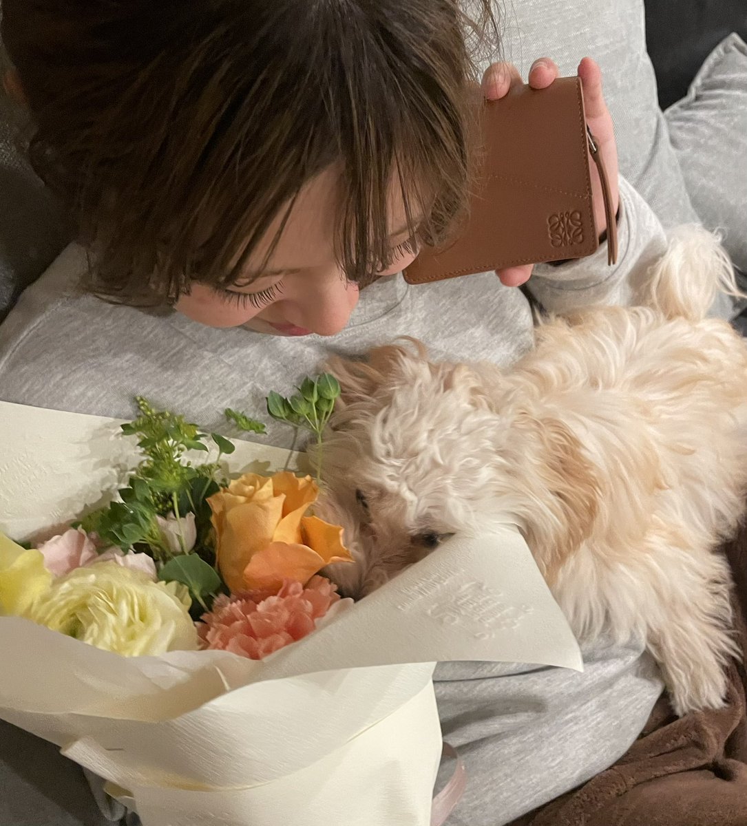昨日は奥さん誕生日🎊
別の日でお祝いしようって伝えてたたからサプライズ大成功☺️！
よろこんでくれて嬉しかった✨
お財布プレゼントしたら汚したくないって巾着入れたまま使ってたり、小銭入れのとこ伸びちゃうって小銭をポケットに突っ込んでるとこ可愛いねえ🤭

ぐーは自分の誕生日と思ってる😂
