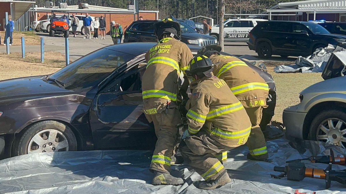 MHPTroopF's tweet image. Huge thanks to Mantachie High, Mantachie Vol. Fire Dept, &amp;amp; everyone who helped with the crash scene reenactment! 🚗💥 With prom around the corner, @MSHwyPatrol reminds everyone to make smart choices—drive safe, and save lives! ❤️🚦 #PromSafety #ThinkBeforeYouDrive