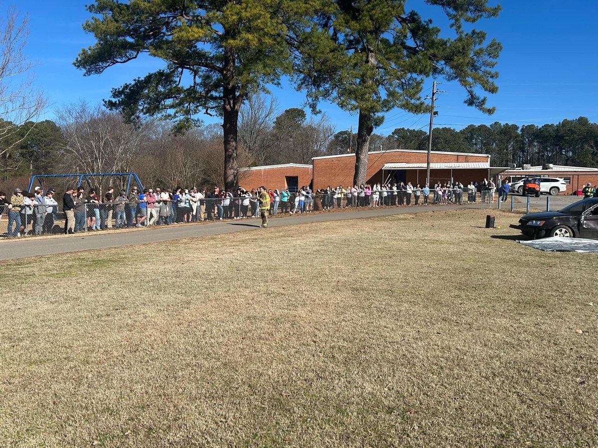 MHPTroopF's tweet image. Huge thanks to Mantachie High, Mantachie Vol. Fire Dept, &amp;amp; everyone who helped with the crash scene reenactment! 🚗💥 With prom around the corner, @MSHwyPatrol reminds everyone to make smart choices—drive safe, and save lives! ❤️🚦 #PromSafety #ThinkBeforeYouDrive
