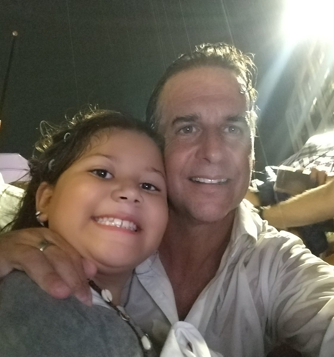 PaolaBruno2's tweet photo. Podrían ser tantas otras fotos, pero para mí ésta resume lo que fue @LuisLacallePou
Siempre cerca de la gente, escuchando a cada uno!!
GRACIAS PRESIDENTE
#EmpezamosaVolver
#OrgullosamenteGracias https://t.co/FCDsHO4C6I