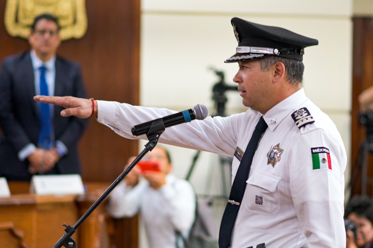 Hoy, en Sesión Extraordinaria de Cabildo el Comisario en Jefe, Gonzalo Pérez Zúñiga, tomó oficialmente el cargo como el nuevo Secretario de Seguridad Pública del Municipio de Aguascalientes. 👮🏻‍♂️

Juntos seguiremos trabajando comprometidos por el bienestar de Aguascalientes.