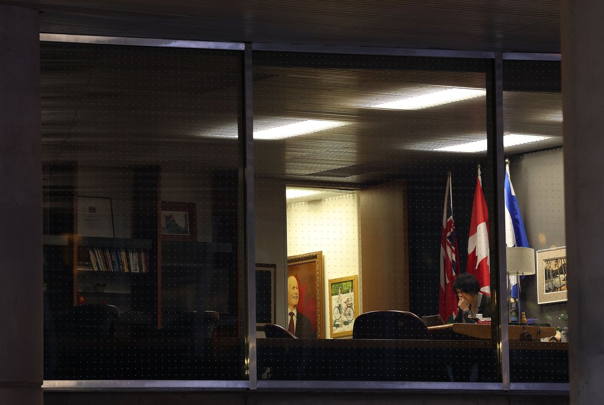 SteveRussell's tweet image. With a portrait of her husband, the late Jack Layton, looking over to her, Toronto Mayor Olivia Chow works in her office after hours on Friday night at City Hall in Toronto. 
#TOpoli