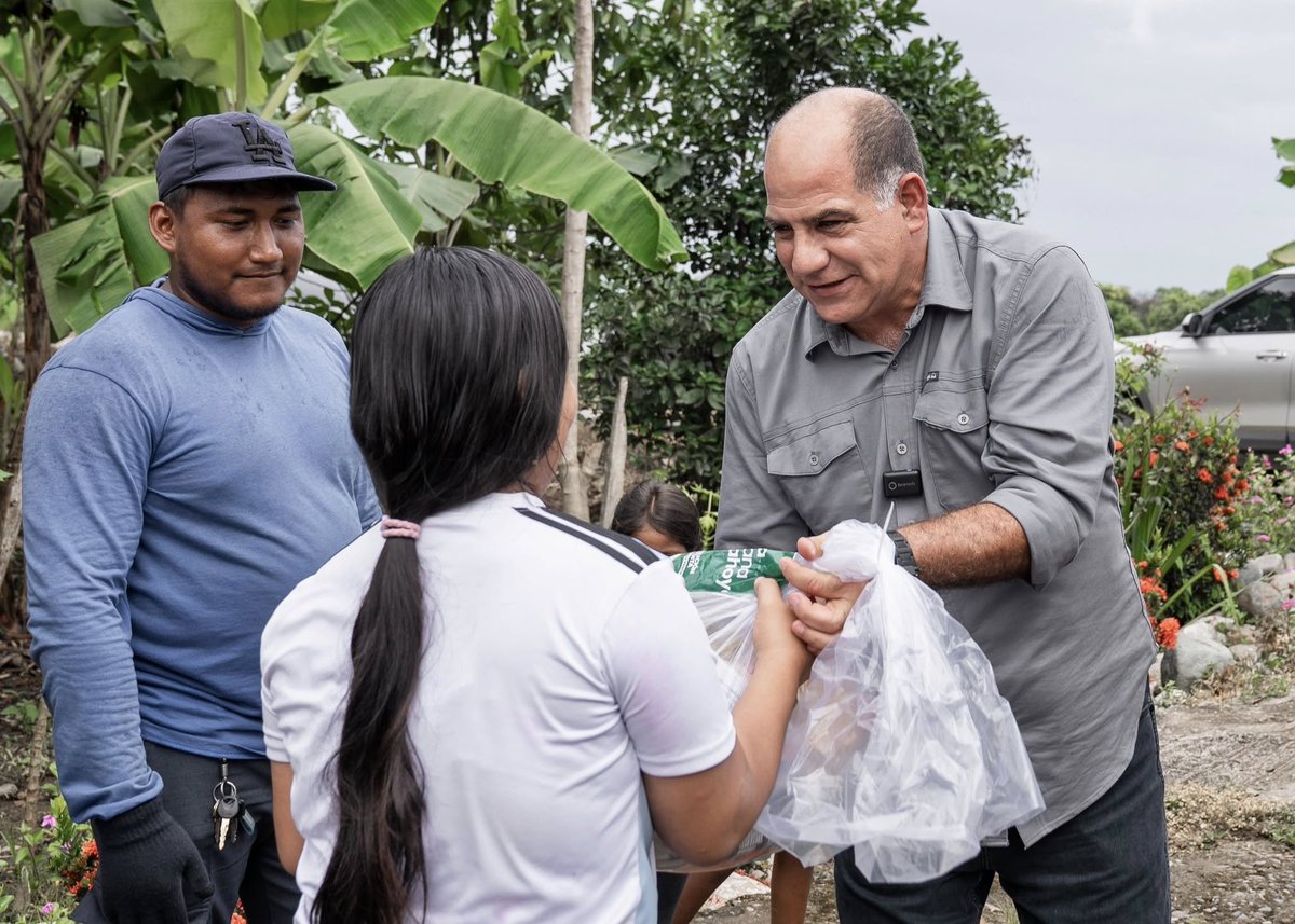 GustavoBarquetM's tweet image. 📌BABAHOYO NO ESTÁ SOLO. 
Entregamos ayudas humanitarias a 158 familias afectadas por la difícil situación generada por la etapa invernal en el recinto El Colorado, ubicado en la parroquia #Pimocha.
Esto alivia en algo las necesidades de nuestra gente en estos momentos difíciles.