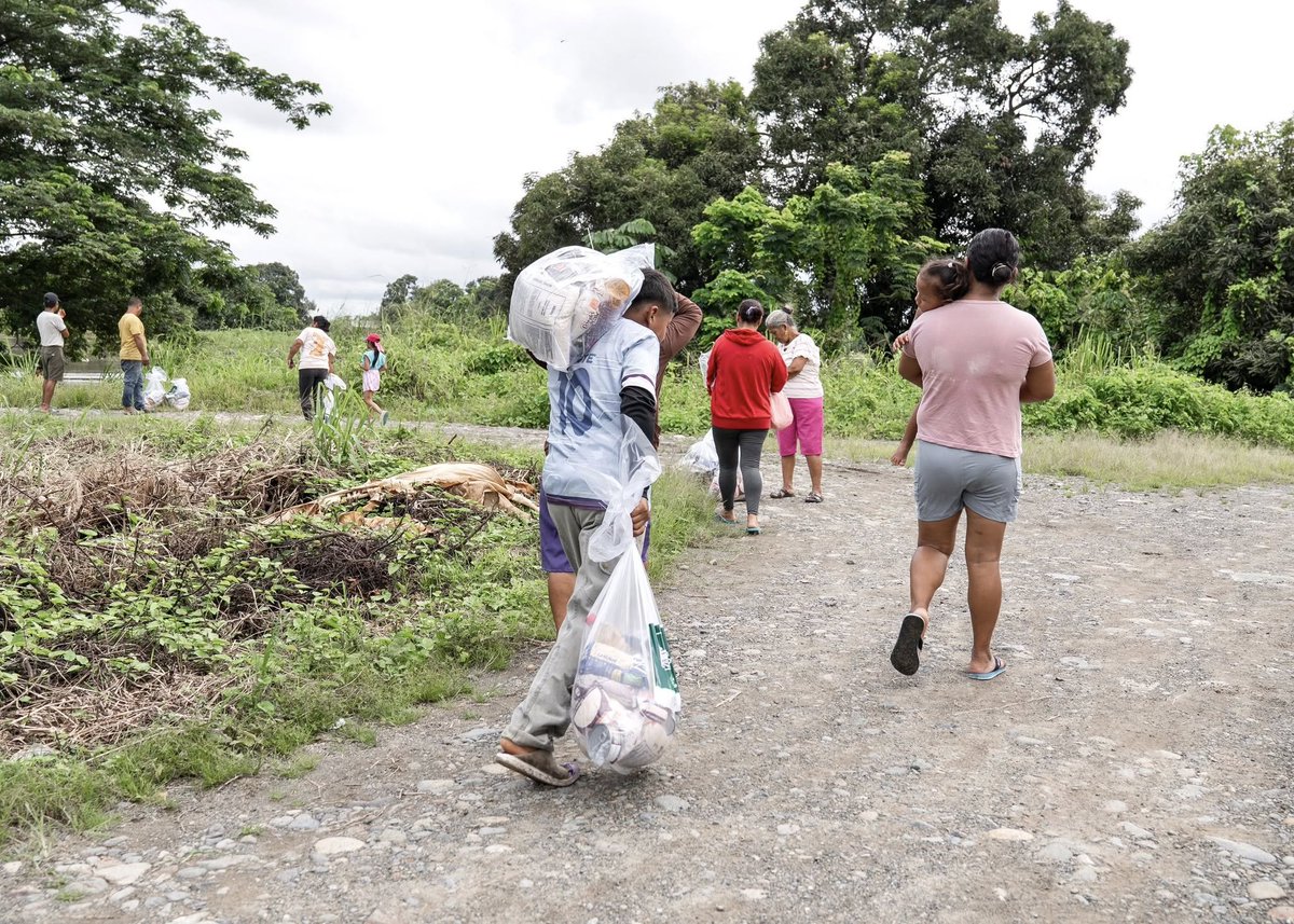 GustavoBarquetM's tweet image. 📌BABAHOYO NO ESTÁ SOLO. 
Entregamos ayudas humanitarias a 158 familias afectadas por la difícil situación generada por la etapa invernal en el recinto El Colorado, ubicado en la parroquia #Pimocha.
Esto alivia en algo las necesidades de nuestra gente en estos momentos difíciles.