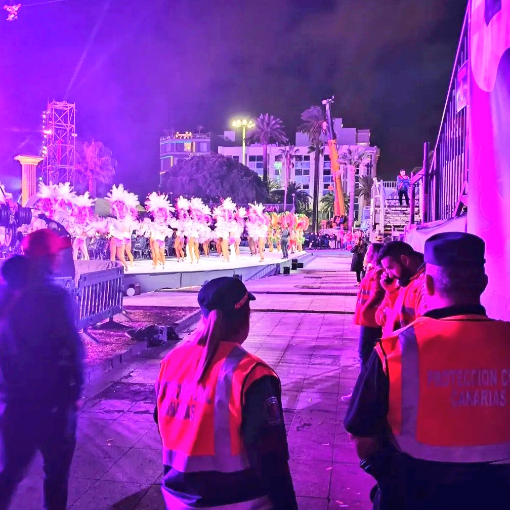 ProteCivilLPA's tweet photo. En la noche de hoy nuestros voluntarios han colaborado con #UTSE @PoliciaLPA @BomberosLPA @CruzRojaLP @policia y #EulenSeguridad en el Dispositivo de Riesgos Previsibles de #reinalpgc #carnavallpgc
#Prevención
#CarnavalSeguro
#LasProtesSuman
#ProtecciónCivil https://t.co/AkIHIHfaCU