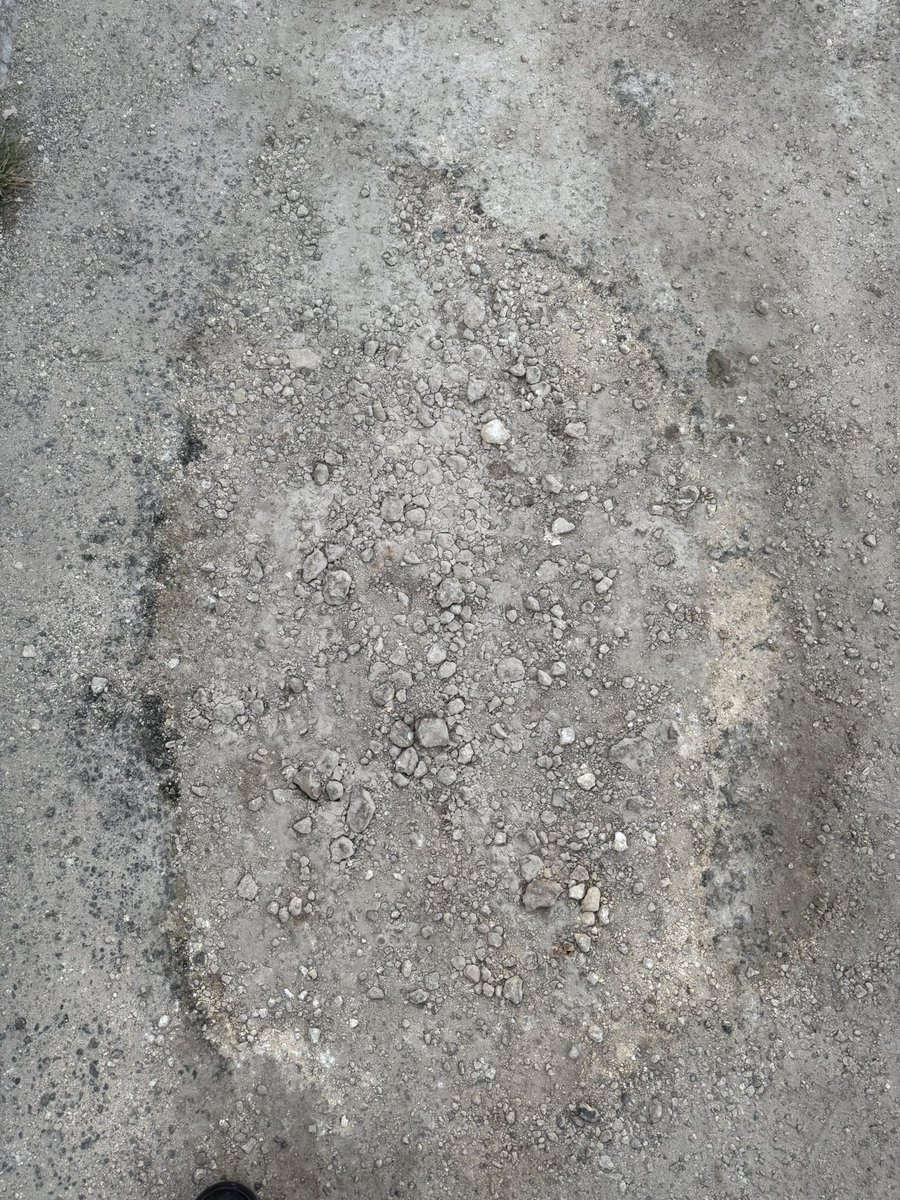 the_marcrop's tweet photo. @AyuntaMerida @CeciliaPatronL Para reportar este bache ya tiene un año pasan y no lo tapan está en pensiones V etapa https://t.co/Td3pwDRwaK