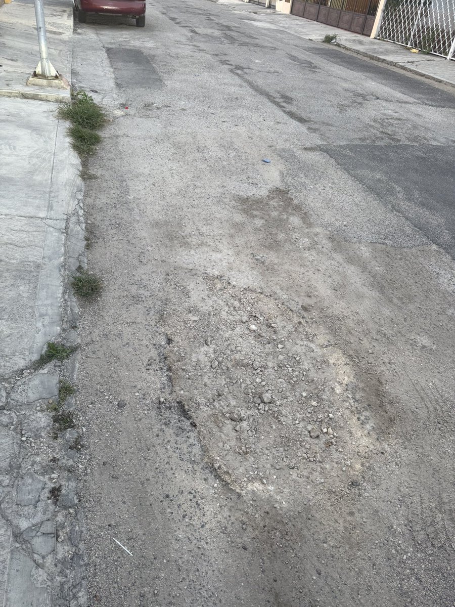 the_marcrop's tweet photo. @AyuntaMerida @CeciliaPatronL Para reportar este bache ya tiene un año pasan y no lo tapan está en pensiones V etapa https://t.co/Td3pwDRwaK