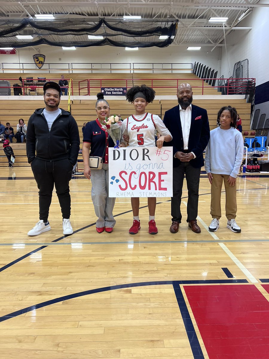 ONFlightCrew's tweet photo. Thank you seniors for making it so much fun to cheer for you 🏀 https://t.co/b9BFArHJtb