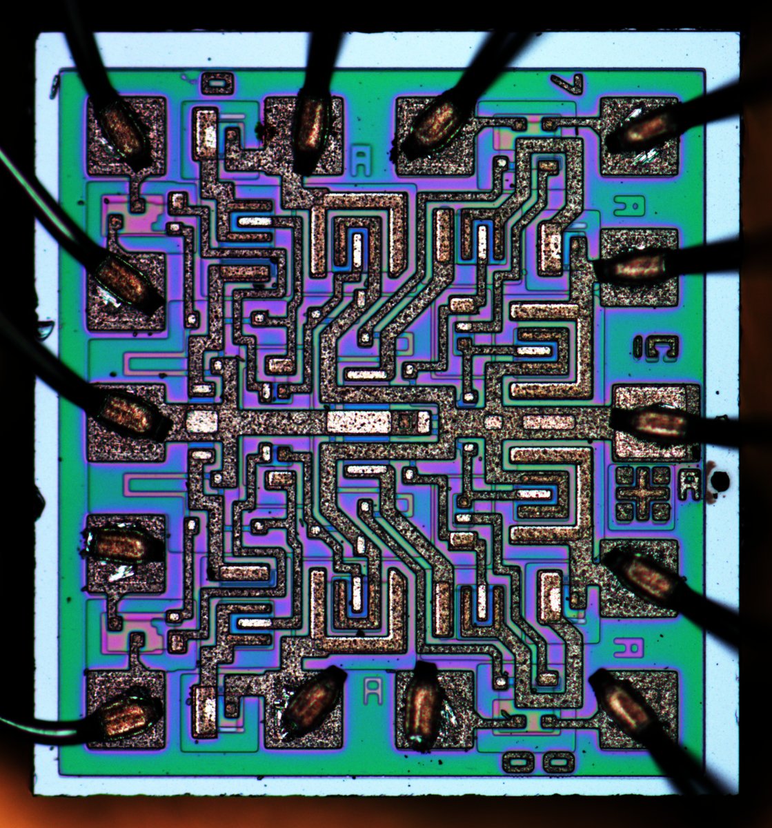 National Semiconductor DM5400 - Quad 2-input NAND gates : weekend die-shot zeptobars.com/en/read/Nation… via <a href="/Zeptobars/">Zeptobars</a>