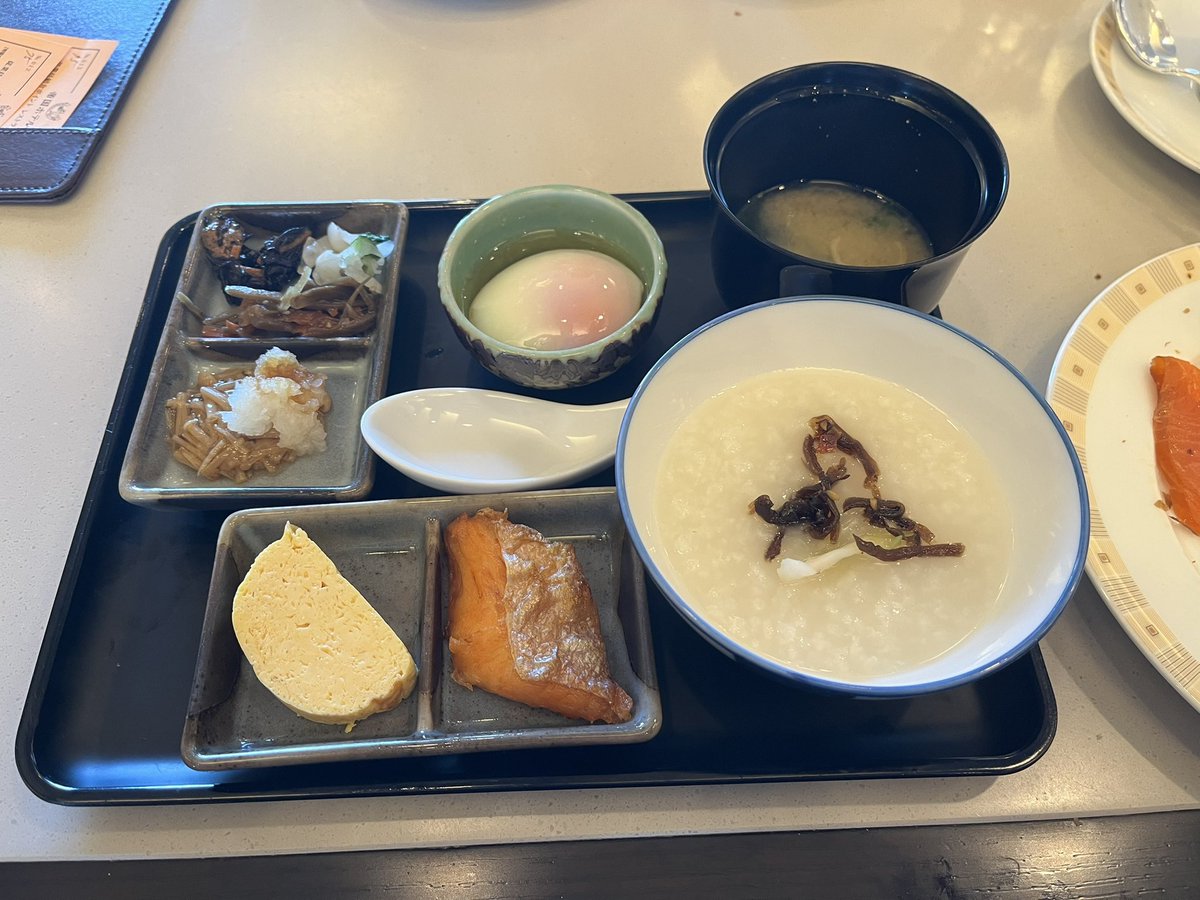 早起きしてここでモーニング
なんて贅沢！
和食も洋食も堪能
お腹くるしぃかった💦

1回目に取った量、私と友人との違いが👀‼️