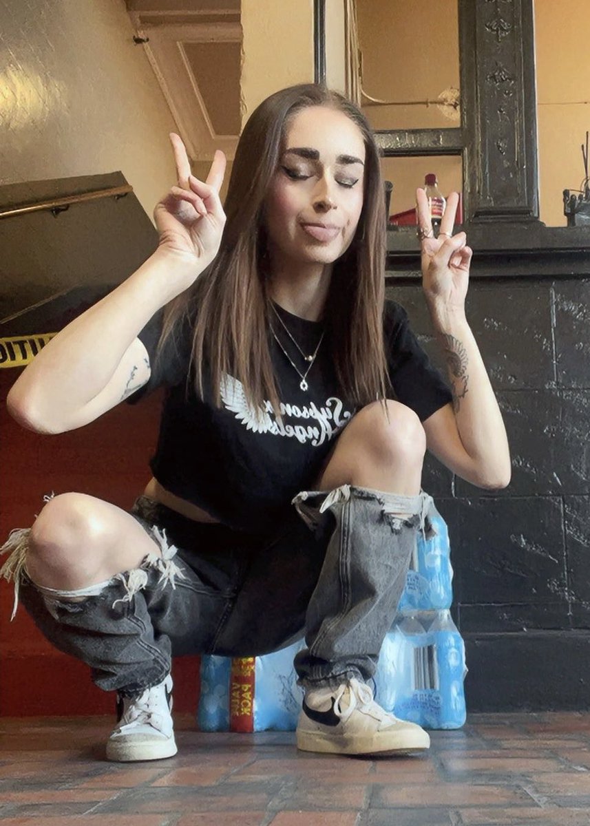 SubsonixAngels's tweet photo. Angles Supervisor Amanda clocking in for the night! She's not in pink but she's still here to keep you hydrated✨ https://t.co/fCzxNc7DkW