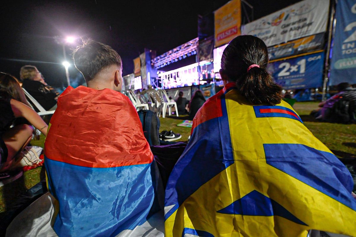 Frente_Amplio's tweet photo. Último día sin ser gobierno ¡y qué manera de celebrarlo! 🤩🎉

A pura murga en el Velódromo, en la víspera de los 40 años del retorno de la Democracia💪🏛️🗳️

Pueblo, querido: que viva el Uruguay🇺🇾, que viva nuestro hermoso país, que vivan las y los que sueñan✨

¡Sabremos cumplir! 💪 Salud por esta previa✌️y bienvenida, esperanza💫