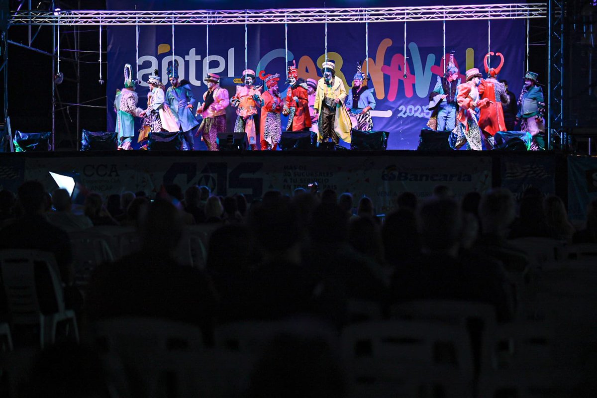 Frente_Amplio's tweet photo. Último día sin ser gobierno ¡y qué manera de celebrarlo! 🤩🎉

A pura murga en el Velódromo, en la víspera de los 40 años del retorno de la Democracia💪🏛️🗳️

Pueblo, querido: que viva el Uruguay🇺🇾, que viva nuestro hermoso país, que vivan las y los que sueñan✨

¡Sabremos cumplir! 💪 Salud por esta previa✌️y bienvenida, esperanza💫