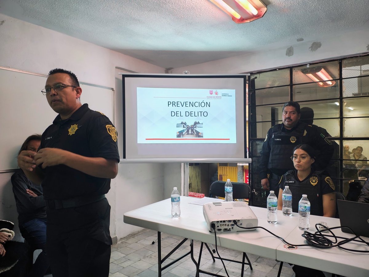 AnaBuendiagam's tweet photo. Es un placer compartir con ustedes el entusiasmo de los vecinos que participan en las pláticas sobre
#SeguridadCiudadana que en colaboración con la Secretaría de Seguridad Ciudadana @SSC_CDMX realizamos en el #Dtto4
@AnaBuendiagam @Congreso_CdMex @GPMorenaCdMex https://t.co/JyNrDAQG0c