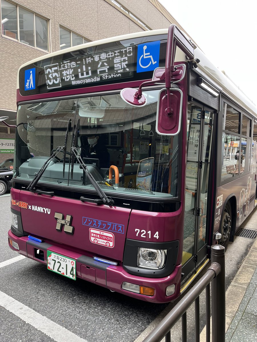 uryuudou's tweet photo. このバスに乗るとなんだかウキウキします。中も勿論トムとジェリー。
#阪急バス　#ラッピングバス #トムとジェリー https://t.co/Crv6izPXFt