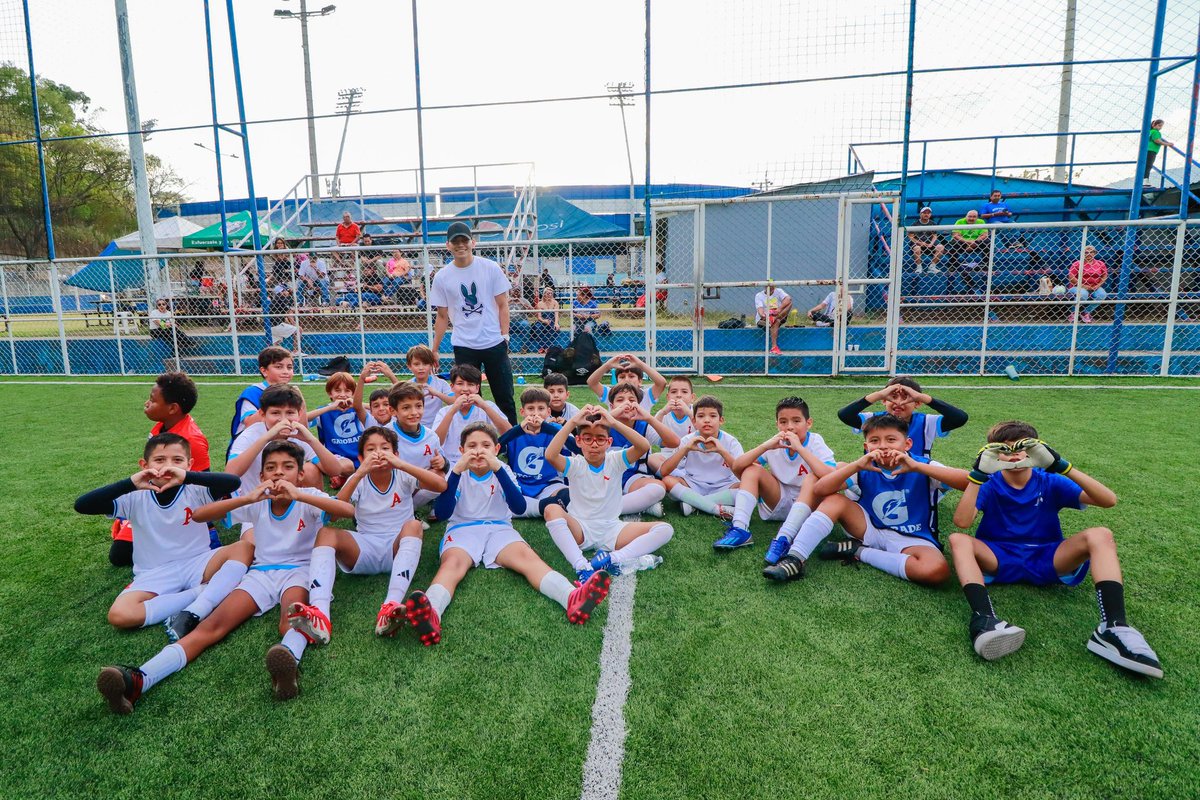 Este día #LeonardoMenjivar y #SergioSibrian sorprendieron con una visita a todos nuestros chicos y chicas de la Academia. 🅰️😄

#CreciendoConIdentidad