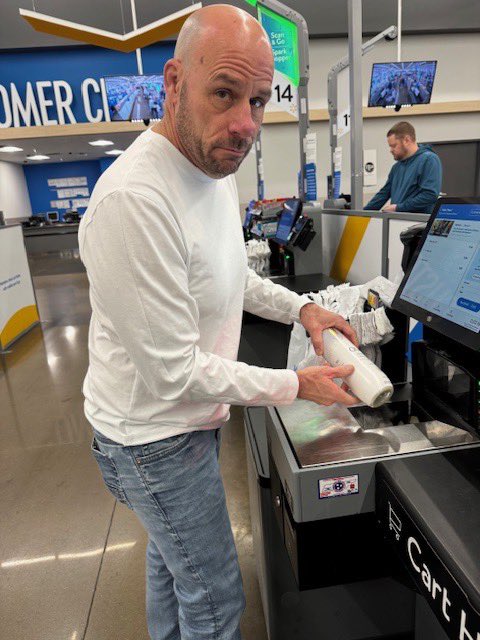 DanMandisShow's tweet image. I only tolerate self checkout when it’s serious business! #walmart #byebyeDEI @robbystarbuck @WSMV @JeffMalinoff @joanpjones @997wtn