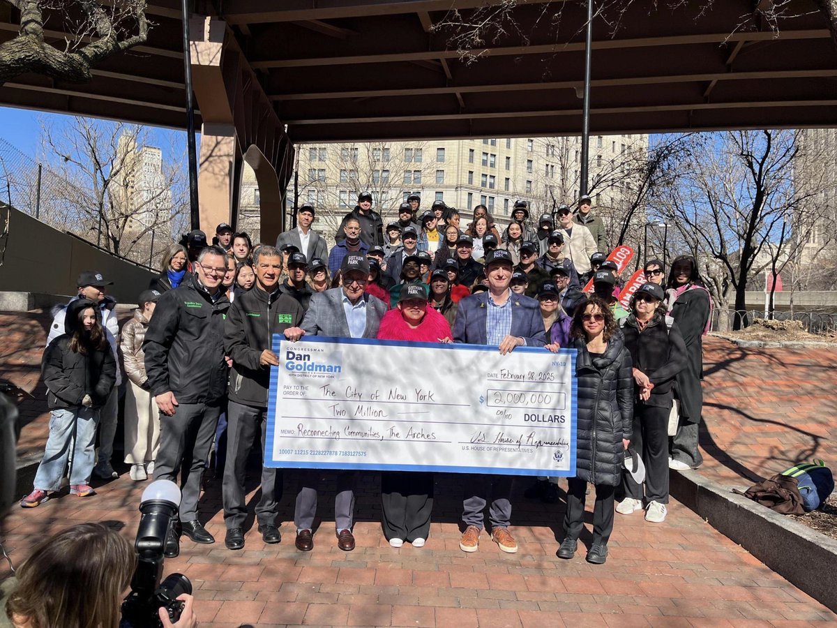 Rep. Dan Goldman (@repdangoldman) on Twitter photo I joined <a href="/SenSchumer/">Chuck Schumer</a> in announcing the $2M federal grant my colleagues and I secured to help transform the Arches and reconnect separated communities in Lower Manhattan.
This grant will bring real benefits to thousands of New Yorkers, and I will keep fighting for more. I joined <a href="/SenSchumer/">Chuck Schumer</a> in announcing the $2M federal grant my colleagues and I secured to help transform the Arches and reconnect separated communities in Lower Manhattan.
This grant will bring real benefits to thousands of New Yorkers, and I will keep fighting for more.