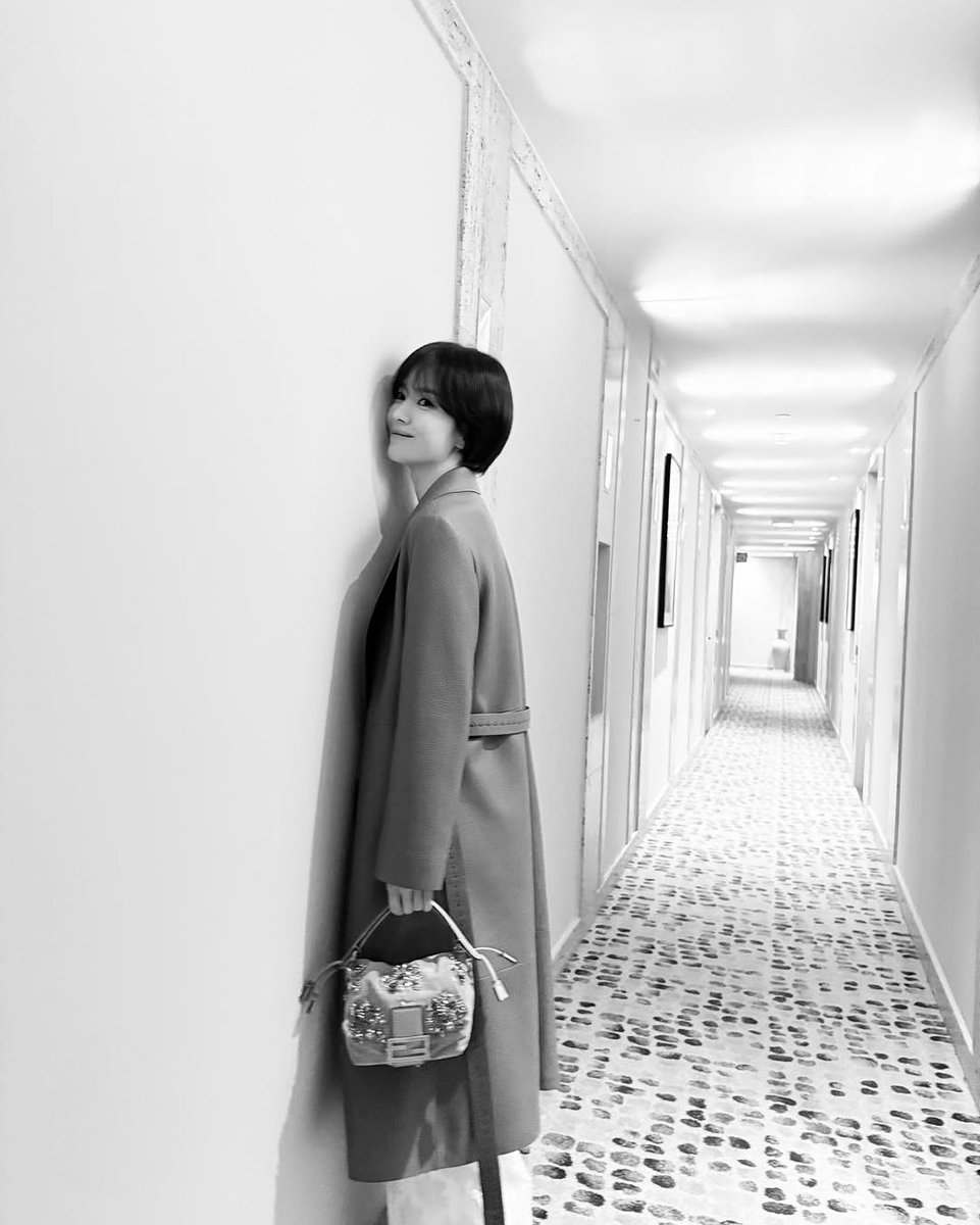 SonghyekyoChile's tweet photo. Publicado en instagram por nuestra hermosa niña #Songhyekyo en Italia
#Songhyekyo #kyo1122 #SongHuyQiao #송혜교 #westandbyyoukyo #WeLoveYouSongHyeKyo #darknuns #afterlove #yunia #sisteryunia #fendi #fendiambassador https://t.co/5uqG0hbP5y