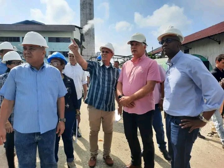 Presidente de la República de Cuba Miguel Mario Diaz-Canel Bermúdez en la  EAA Fernando de Dios.
Visita dentro de la industria el área de los molinos y la planta eléctrica donde intercambia con el joven Deibis Calzadilla jefe de la planta.
#eaafdodedios
#Azucareros
#CubaVencerá