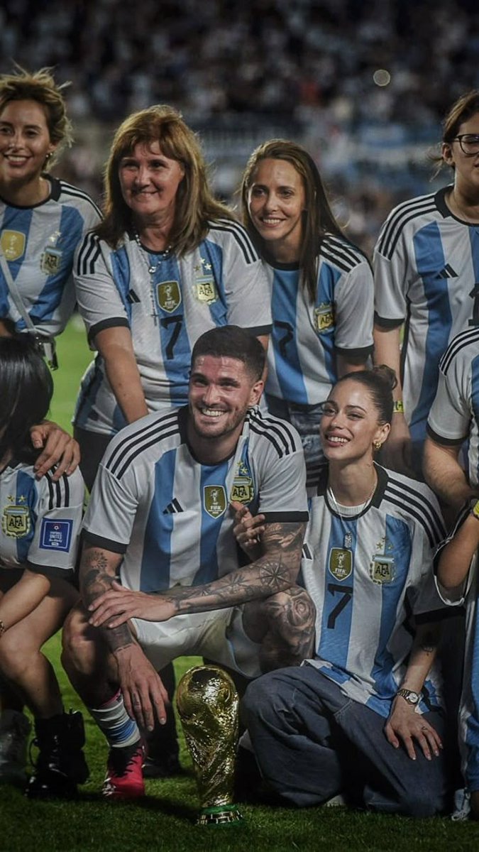 Lo unico que puedo pensar es que volvio tini botinera hermanas