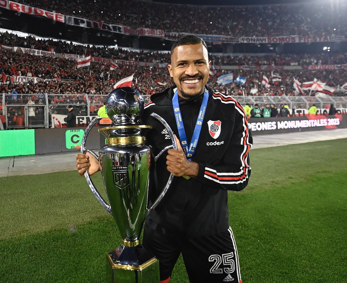 Extranjeros mejores que Cavani en el fútbol argentino

Empiezo yo