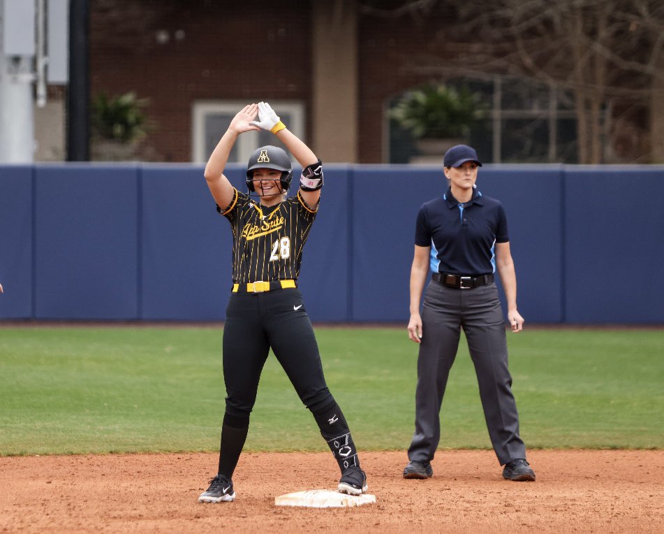 Taylor sends a laser down the right field line!

She gets to second and Macy makes it all the way home!

The Mountaineers lead halfway through the first!

M1 | App 3, Lehigh 0

#OTM