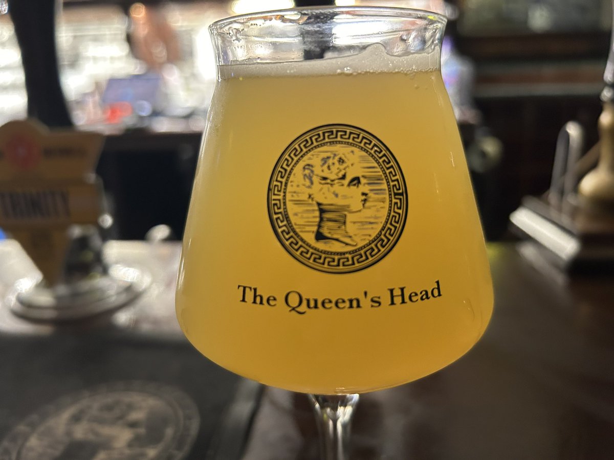 PubsSaving's tweet image. The Queens Head Acton Street has the best staff and customers. I love this pub. Lovely to meet Steve and his friend’s dog Donna! ❤️🍺 #bestpubs #favouritepubs #pubs #kingscross