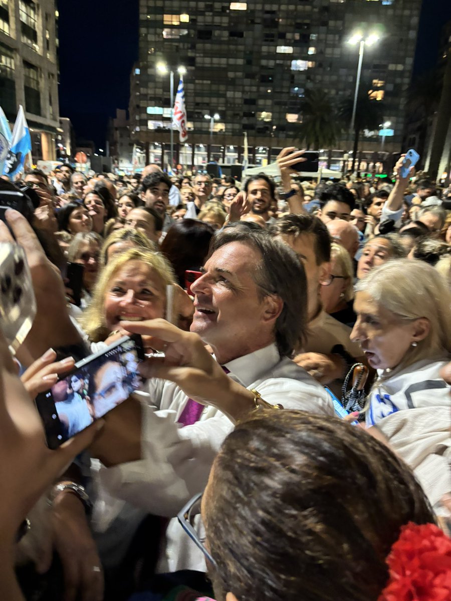 Un PRESIDENTE, que se va así, rodeado de gente, mirándolos a los ojos, sabiendo que supo cumplir, no cualquiera lo puede hacer.
ORGULLO Y GRACIAS.