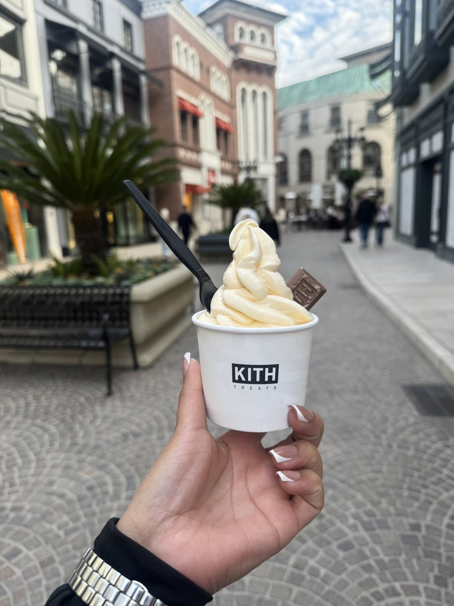 jordnior's tweet photo. Ice cream before dinner because EYE make the rules https://t.co/8laNaJ0MFS