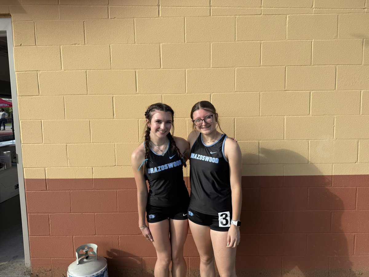 LadyBucTrack's tweet photo. A couple ladies PR’d today! #runfastturnleft https://t.co/lzKpzf0sks