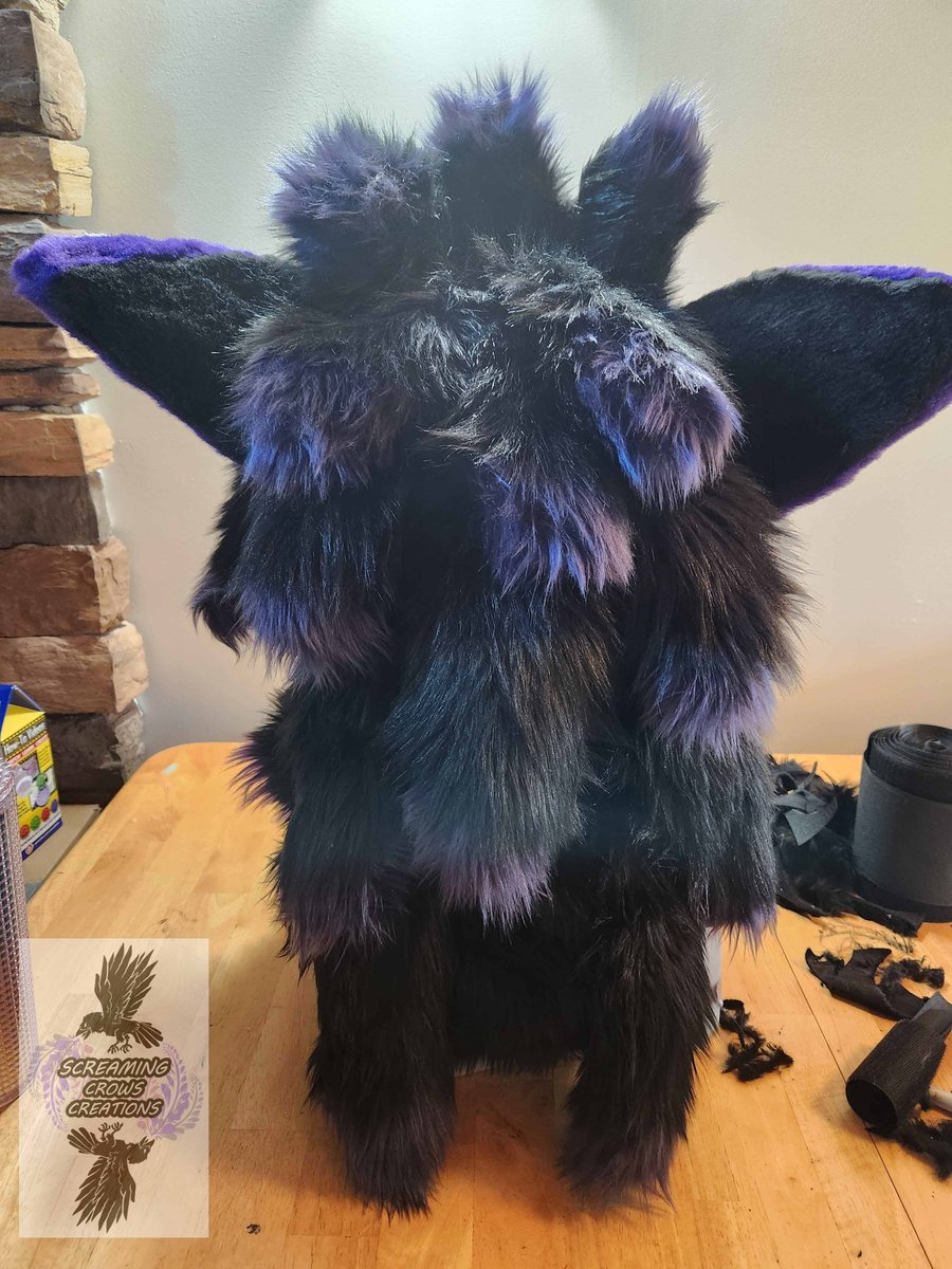 Realized we haven't posted this girl to our page yet but here's Natani! Fullsuit in progress!

She features 2 different eyelids, 2 different tongues, a fully lined head and a strong fan from DVC in the beak! Her hair is very fluffy! 

#FursuitFriday