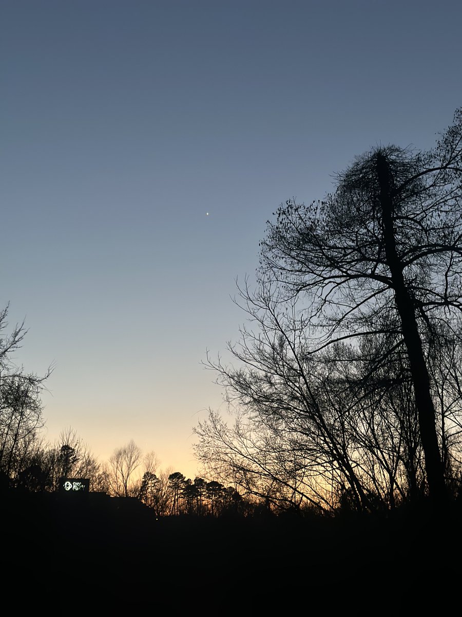thatguyshy20's tweet photo. Itโs too much pollution and lights where Iโm at. We saw a little bit tho #planetsallignment https://t.co/XaXGo73LZX