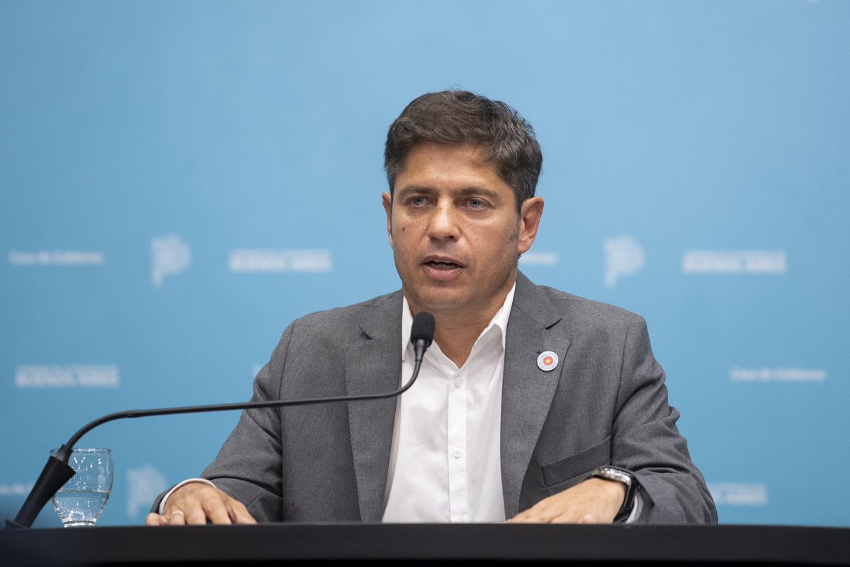 Junto a intendentes, legisladores y el gabinete provincial, acompañamos al gobernador <a href="/Kicillofok/">Axel Kicillof</a> en una firme defensa de la Constitución, la República y el federalismo, valores fundamentales que hoy se ven amenazados por los intentos del presidente Javier Milei de avasallar las