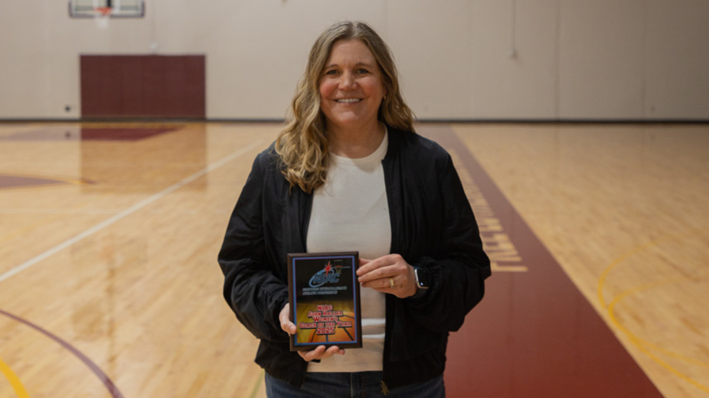 Congratulations to our Wendy Greven who was presented with the <a href="/NIACathletics/">NIAC 🏀</a> John Haller Women's Coach of the Year award for 2024-25  #NIACwbb
