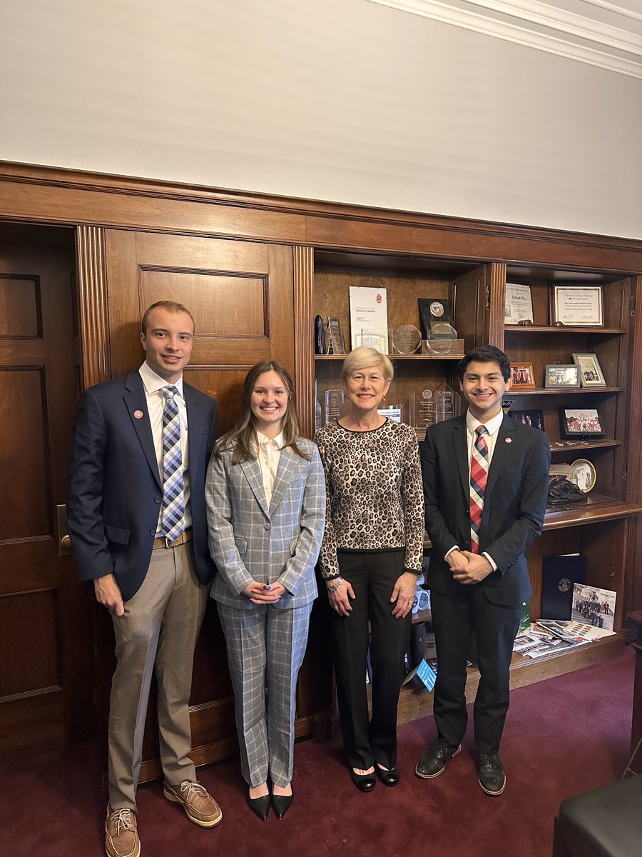 EthanClarkWX's tweet image. It’s been hard to come up with words regarding the situation at NWS/NOAA the last few days. Roughly 1k meteorologists have been fired, and this will have profound impacts. I just got back from two days in DC fighting  for NOAA/NWS. I met with over 12 lawmakers. I am very mad.