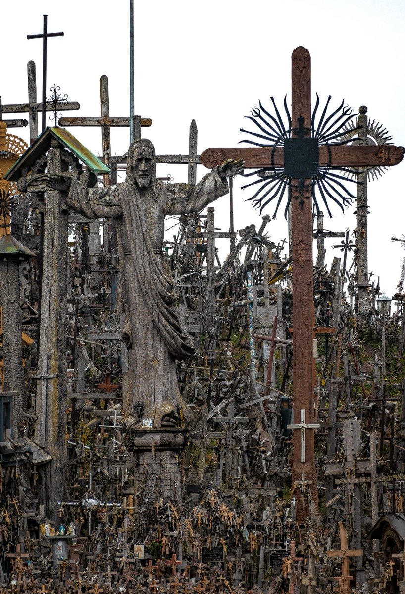 Eurocorners's tweet photo. Since the 19th century, Kryžių Kalnas in the vicinity of Šiauliai, Lithuania, has been home to thousands of crosses of all sizes, designs and materials reflecting the national and religious identity struggle against Tsarist and Soviet political repression and domination. https://t.co/lXbOQIwq6E