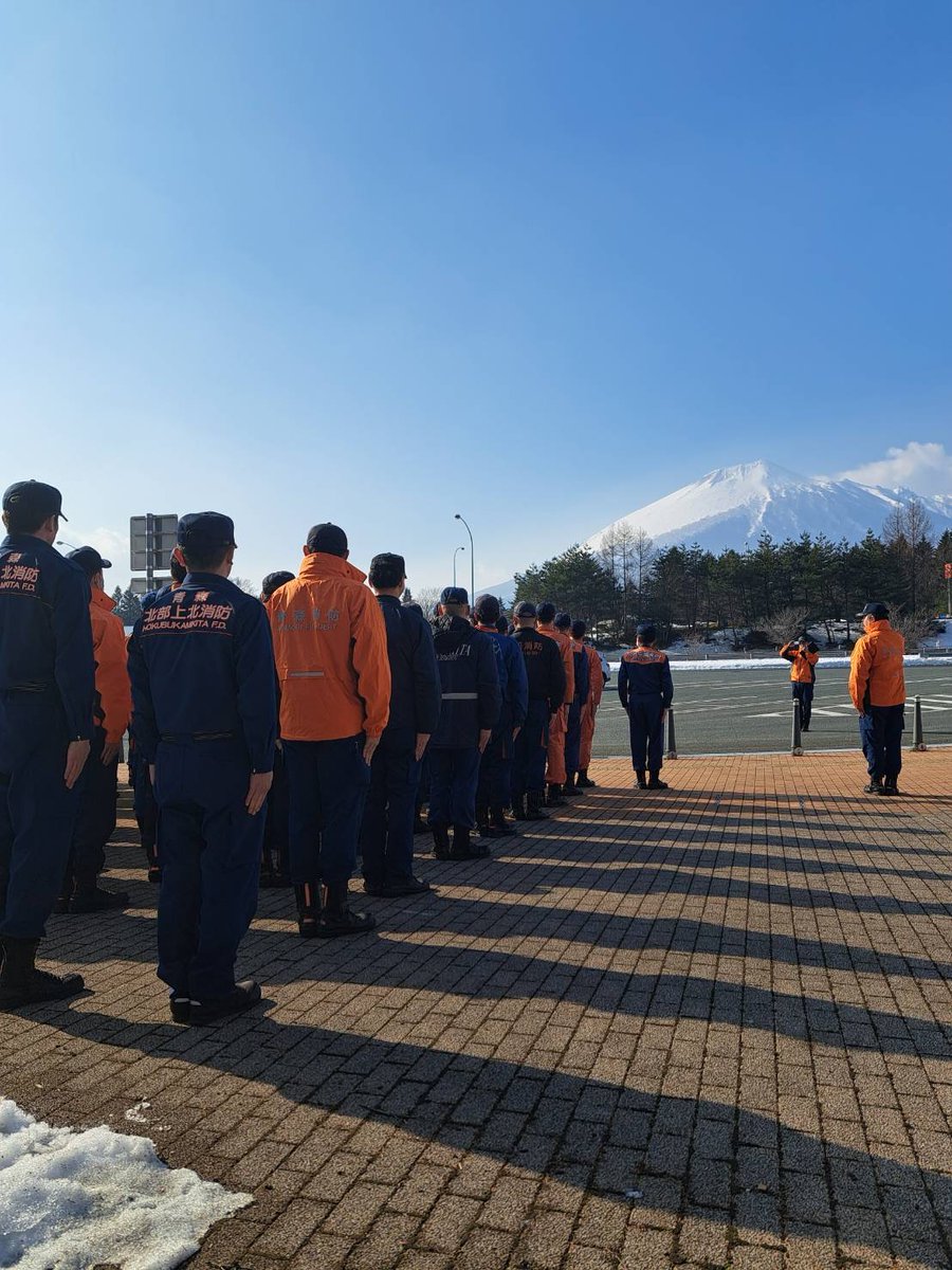 Shimokita_FD's tweet photo. 【緊急消防援助隊】
下北消防本部です！青森県隊が岩手山SAに集結し、大船渡に向かっています！全国各地で山林火災が相次いでいます！小さな不注意が大きな山林火災に繋がりますので、火の取り扱いにご注意ください！＃緊急消防援助隊　＃大船渡 https://t.co/GHKHqHTGqe