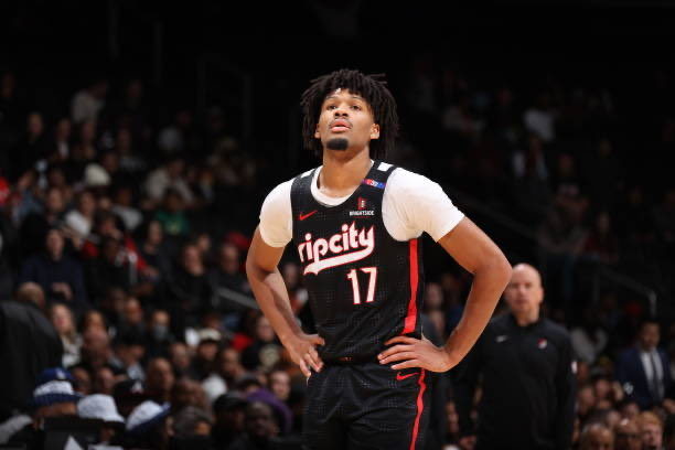ShaedonMuse's tweet image. Shaedon Sharpe at the half in Brooklyn:
17 Points
2 Rebounds
3 Assists
7/8 FG
Tied for his 4th most points scored in the First Half
⭐️📈🌹