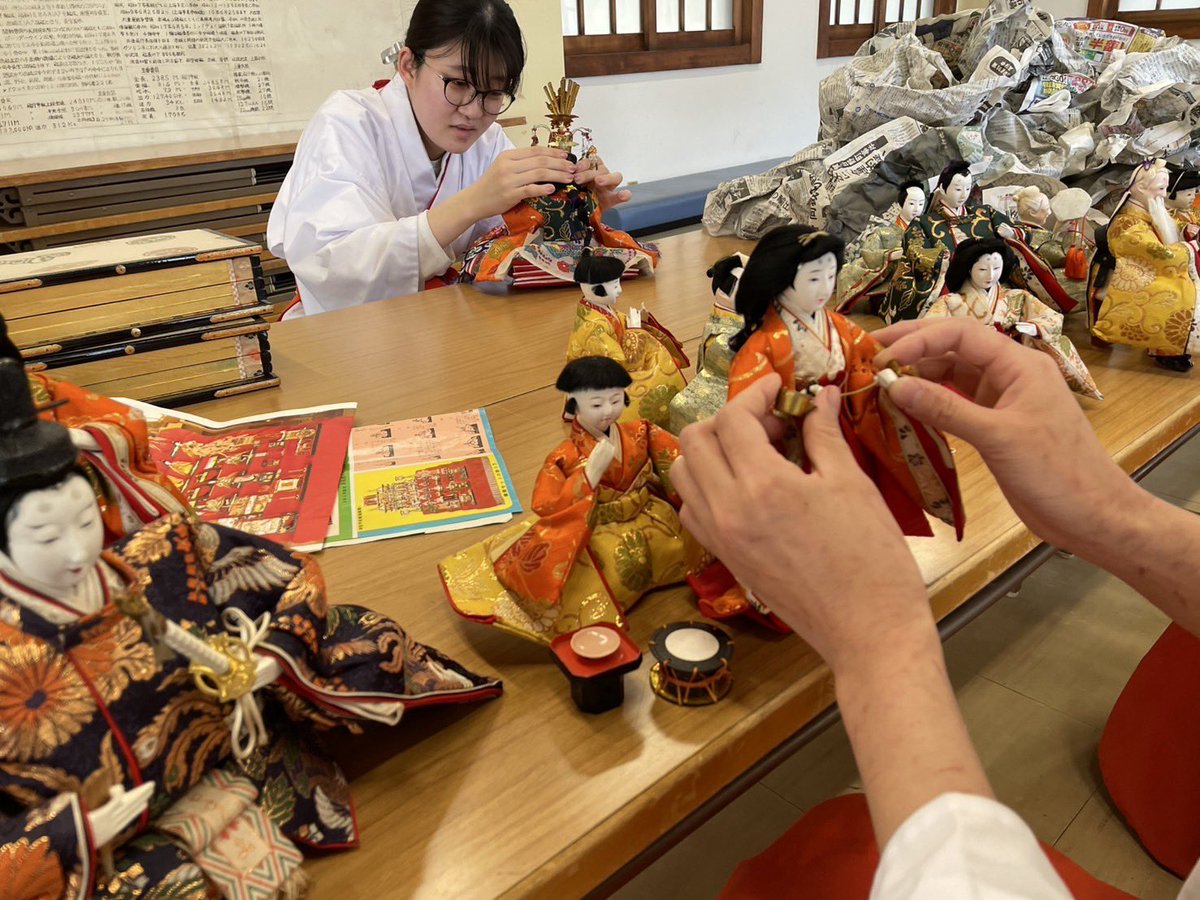 aichigokoku's tweet photo. ついに、桃節供厄除祈願祭の当日になりました！
本日は雛人形の飾り付けを行いました！

当日、ご参拝頂いた方に桜が見頃の時期に抹茶を飲んで観桜していただく招待券をお渡し致します🌸
(予約制)

ぜひ、ご参拝お待ちしております⛩ https://t.co/QFkCZ8SXwG
