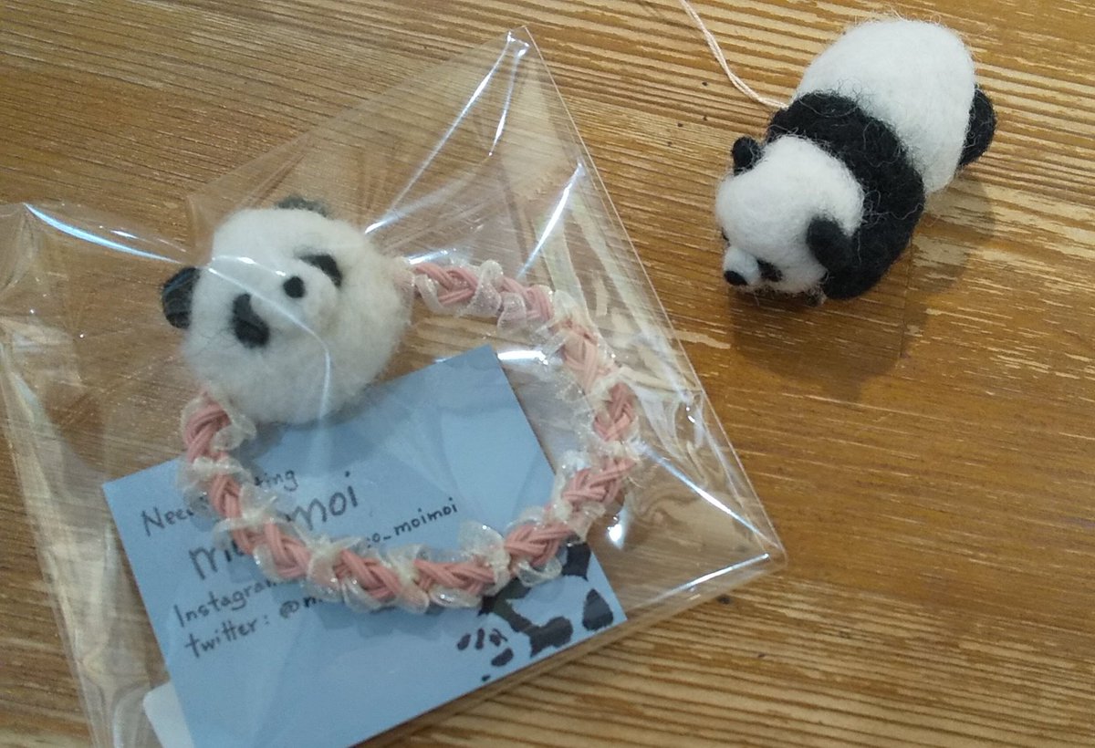 kansaitushin's tweet image. お迎え下さいました🐼✨
プレゼントにと♪

有難うございます！

ヘアゴム、ブローチ
まだ、他の種類もたくさん
ございます🐼

#羊毛と陶器のパンダ展 
#パンダ　#moimoi