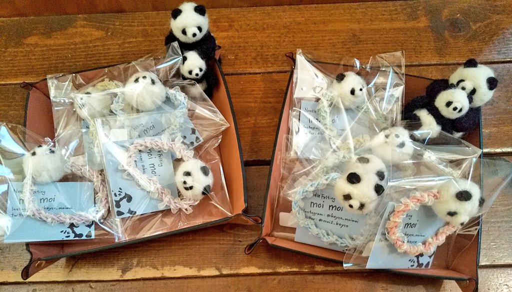 kansaitushin's tweet image. お迎え下さいました🐼✨
プレゼントにと♪

有難うございます！

ヘアゴム、ブローチ
まだ、他の種類もたくさん
ございます🐼

#羊毛と陶器のパンダ展 
#パンダ　#moimoi