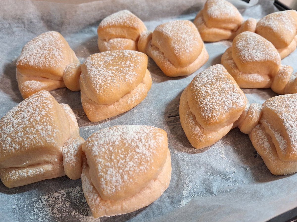 chanku_game's tweet image. 昨日は色々とつくりまして
こちらが代表作のリボンパンであーる
あとは紅茶のシフォンケーキとノーマルなパン
いっぱい作った
リボンパン成形楽しかったな