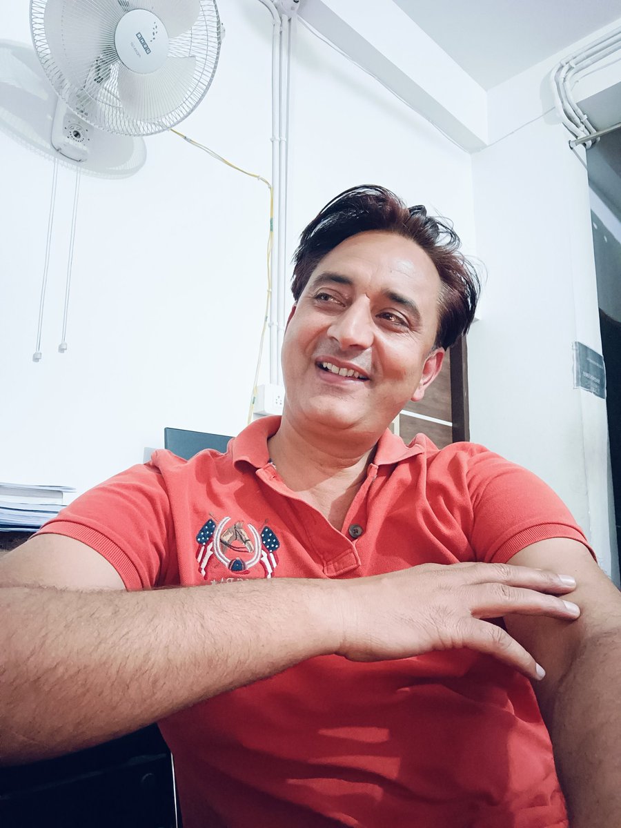 याद रखें कोई भी समस्या इंसान के हौसलों से बड़ी नहीं होती है,
सूरज निकलते ही कोहरे की चादर पड़ी नहीं रहती है,
जमकर मुकाबला करने वालों के पास कभी समस्या खड़ी नहीं रहती है,
# दिमागी कुचनी 😍
Dr. Ravi fageria, Assistant professor and RAS Selected