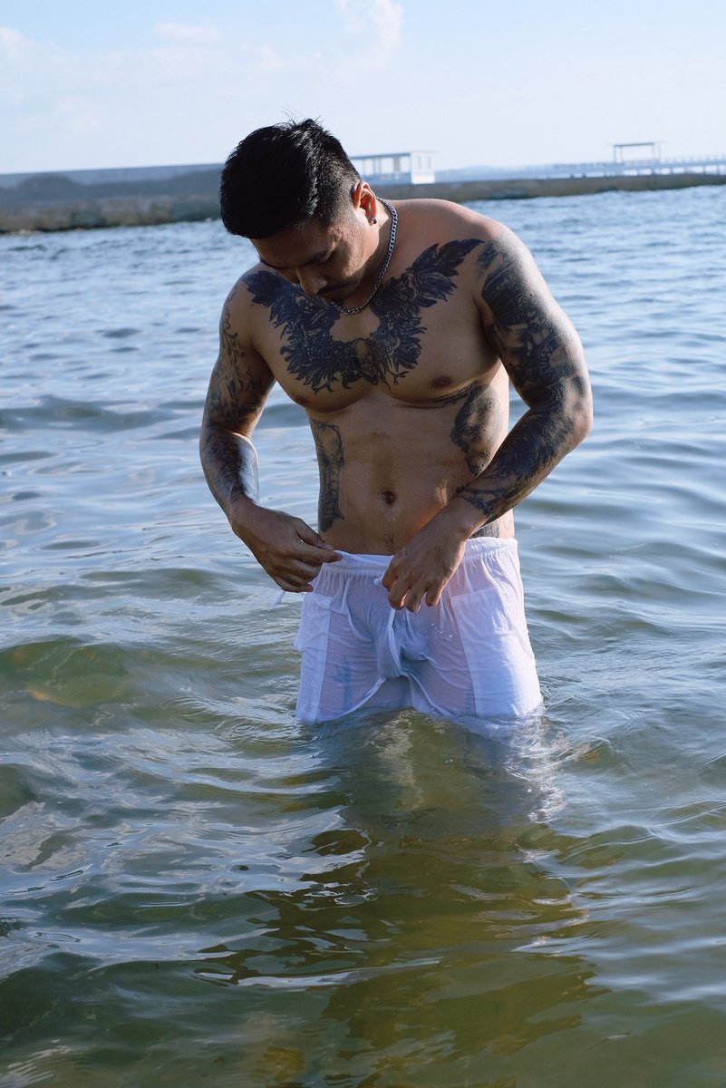 🌞🏊🌊☀️⛅