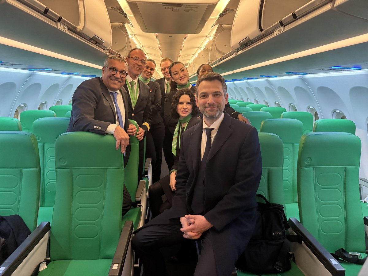 Merci au Président de <a href="/transaviaFR/">Transavia</a> et à l’équipage pour leur accueil. Une compagnie française qui rayonne, qui contribue aux liens 🇫🇷🇵🇹 et qui rapproche nombre de destinations européennes. Le <a href="/medef/">Mouvement des Entreprises de France</a> soutient l’aéronautique face aux velléités de tjs + de taxation !
