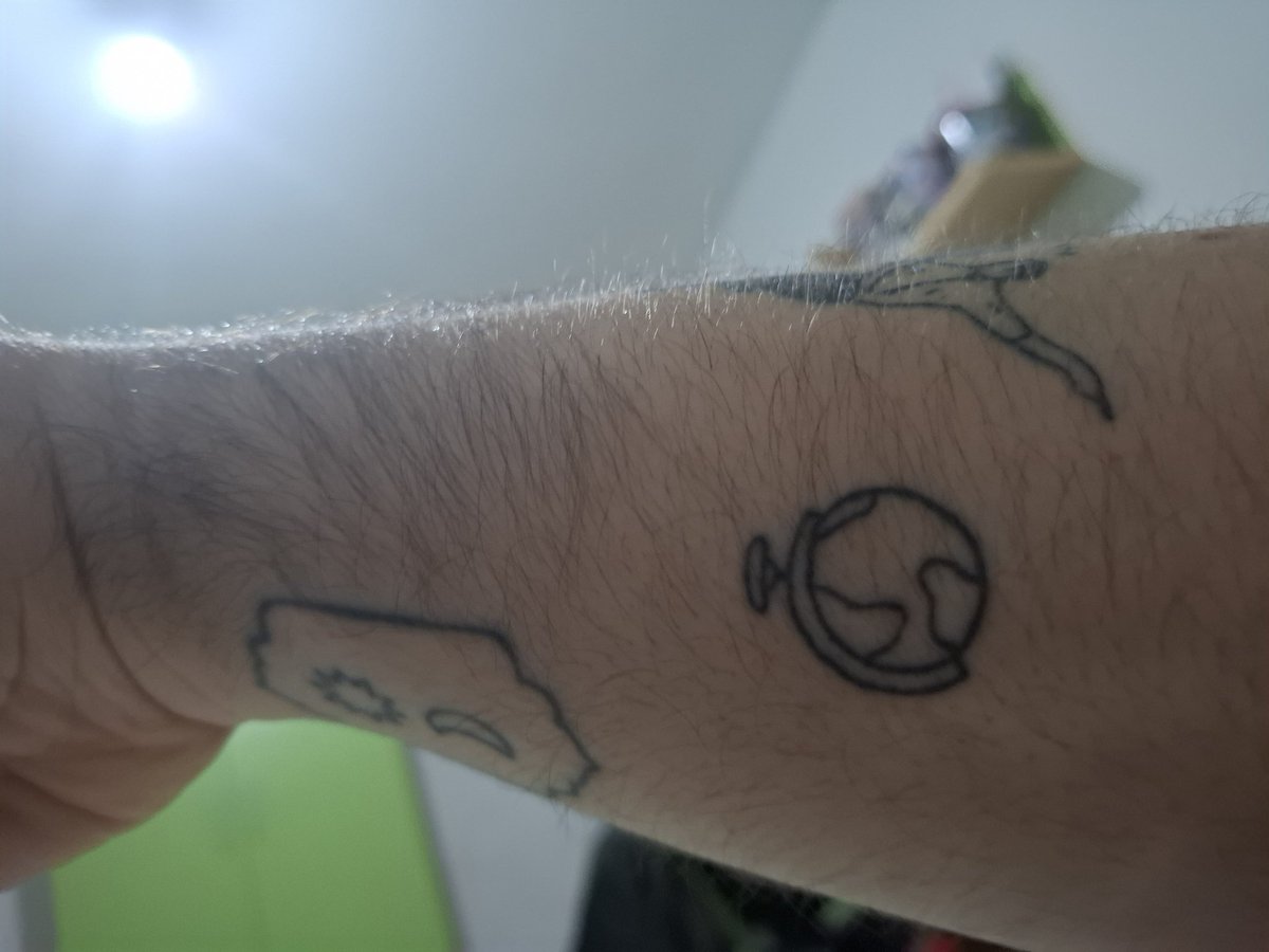 Coldfranti's tweet image. Btw, little parachutes tattoo