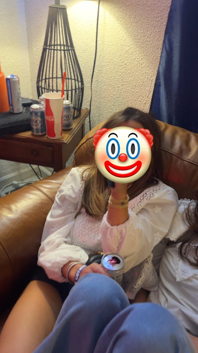 MRazelton's tweet photo. This girl really just told me to follow her burner. WTF! #Howtf #NotLANK https://t.co/1UJbuguJSj